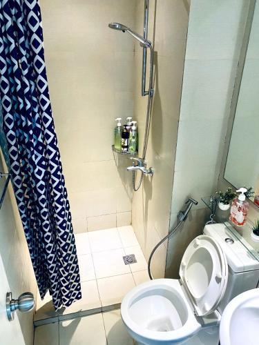 La salle de bains est pourvue d'une douche, de toilettes et d'un lavabo. dans l'établissement Azure staycation by C&N, à Manille