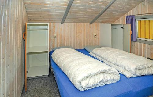 HejlsにあるBeautiful Home In Hejls With Saunaのベッド(枕付)が備わる客室です。