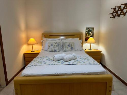 um quarto com uma cama grande e 2 candeeiros em Aconchegante 2Q em frente a praia Ponta da Fruta em Ponta da Fruta