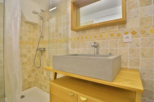 une salle de bain avec un lavabo et une douche dans l'établissement Calme, Piscine - Appartement Milady's Garden, à Bormes-les-Mimosas