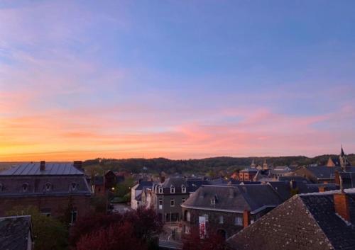 - une vue sur la ville au coucher du soleil dans l'établissement Villa du Rond du Roi, à Rochefort