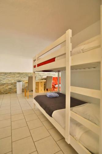 - une chambre avec 2 lits superposés sur la plage dans l'établissement Calme, Piscine - Appartement Milady's Garden, à Bormes-les-Mimosas