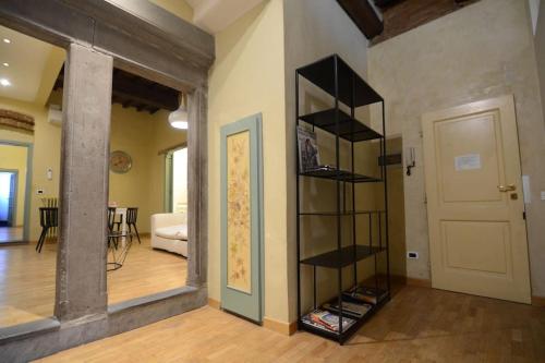 een kamer met een boekenplank naast een deur bij Palazzuolo 112 - Keys Of Italy in Florence