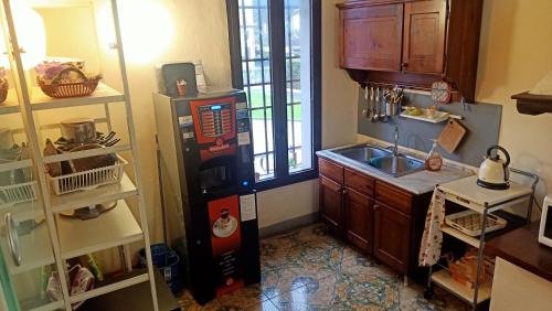 una cucina con frigorifero e lavandino di Dimora del Conte a Pisa