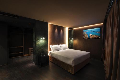 - une chambre avec un lit et une peinture murale dans l'établissement Hotel Touring, à Ferrare