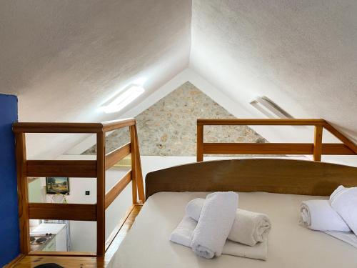una camera con 2 letti a castello e asciugamani bianchi di Apartman Robi a Vrsine