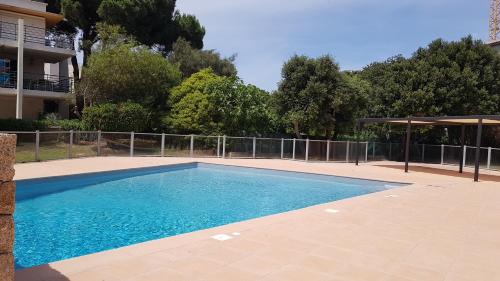 une piscine devant un immeuble dans l'établissement Très beau T3 dans résidence avec piscine à 5 min à pied de la plage et commerces, à Calvi
