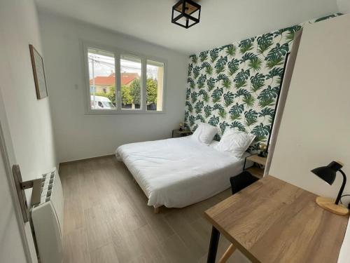 une chambre avec un lit blanc et une fenêtre dans l'établissement T2 Nature & Coworking, à Morsang-sur-Orge