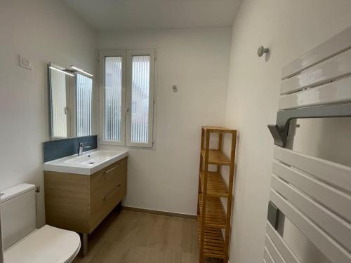 La salle de bains est pourvue d'un lavabo, de toilettes et d'une échelle. dans l'établissement T2 Nature & Coworking, à Morsang-sur-Orge