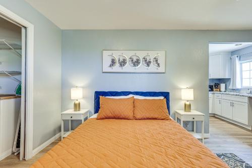 een slaapkamer met een blauw bed en 2 nachtkastjes bij Chic El Cajon Apartment 20 Mi to San Diego in El Cajon