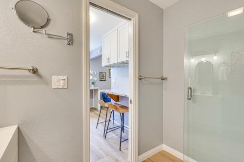 een badkamer met een glazen deur naar een keuken bij Chic El Cajon Apartment 20 Mi to San Diego in El Cajon