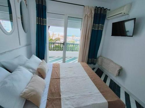 เตียงในห้องที่ Spectacular Port View and Beach Apartment KANTAOUI SOUSSE
