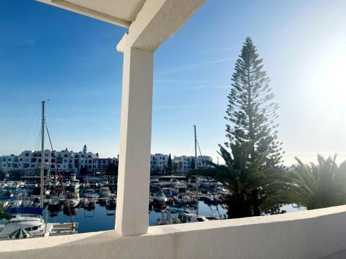 e balcone con vista su un porto turistico con barche. di Spectacular Port View and Beach Apartment KANTAOUI SOUSSE a Port El Kantaoui