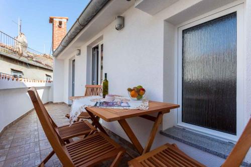 eine Terrasse mit Tisch und Stühlen auf einem Balkon in der Unterkunft Holiday home in Vrbnik - Insel Krk 47398 in Vrbnik