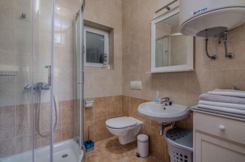 ein Badezimmer mit Toilette, Waschbecken und Dusche in der Unterkunft Apartment in Vrbnik - Insel Krk 47401 in Vrbnik