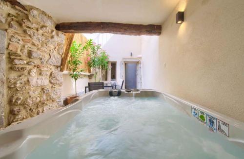 ヴルブニクにあるHoliday home in Vrbnik - Insel Krk 45249の石壁のお部屋(ホットタブ付)