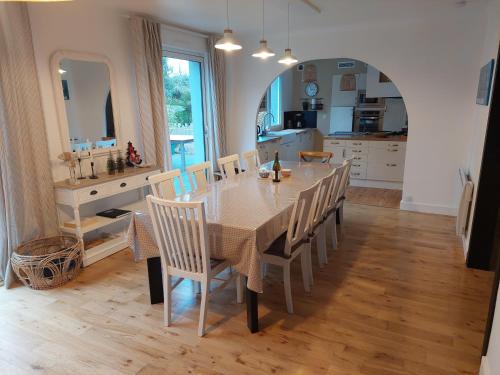 une cuisine et une salle à manger avec une table et des chaises dans l'établissement Entre Phare et Balise, à Brignogan-Plage