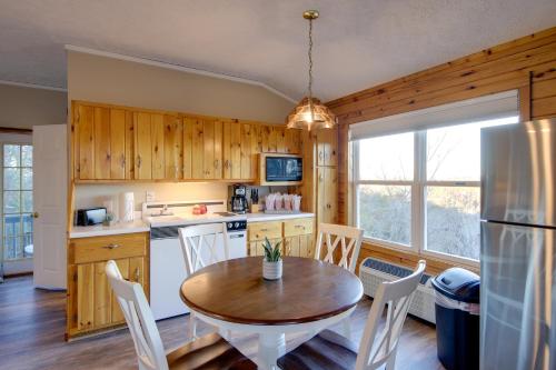 uma cozinha com uma mesa e cadeiras e um frigorífico em Mountain Jewel Cozy Sevierville Studio with Views em Sevierville