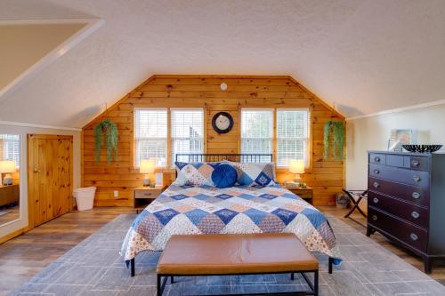 Un dormitorio con una cama y un reloj en la pared. en Near Douglas Lake Mountain Jewel Haven with Views, en Sevierville