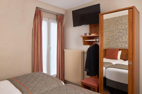 Una cama o camas en una habitación de Timhotel Paris Gare Montparnasse