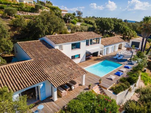 une vue aérienne d'une maison avec piscine dans l'établissement Villa d'exception avec très belle vue mer - Villa Joyce, à Sainte-Maxime