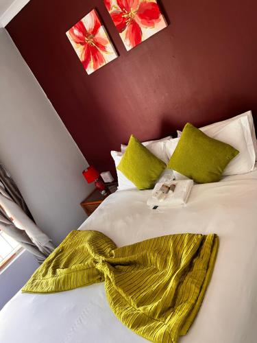 Un dormitorio con una cama con un vestido amarillo. en E.G Guest House, en Kokstad