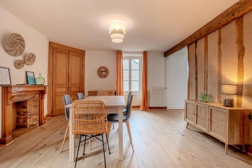 een eetkamer met een tafel en stoelen bij Le Plaidoyer in Limoges