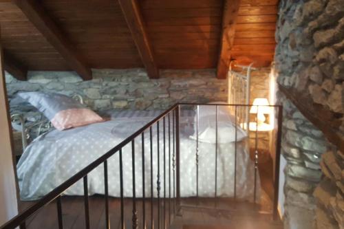 1 dormitorio con cama y mesa de cristal en Chalet in pietra, en Antey-Saint-André
