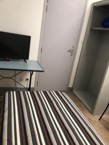 a room with a door and a desk and a bed at Hôtel De La Mare -restaurant pour les clients sur réservation in Avrigny