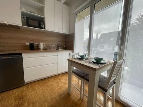 eine Küche mit einem Tisch mit zwei grünen Schüsseln darauf in der Unterkunft Studio & Coworking Thème Zen B in Morsang-sur-Orge
