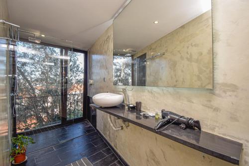 een badkamer met een wastafel en een groot raam bij Lisbon Panorama IV in Lissabon