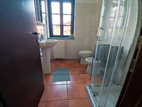y baño con aseo, lavabo y ducha. en SanMartino67 en Abbiategrasso
