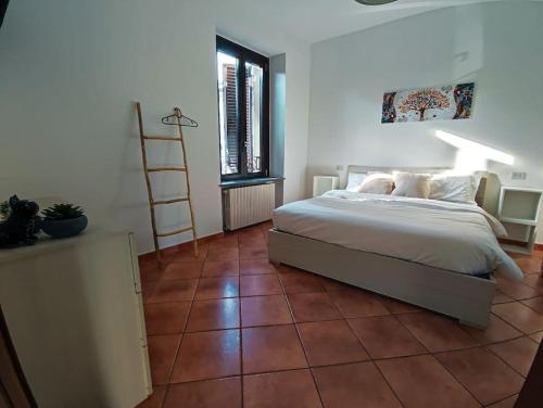 1 dormitorio con 1 cama en el suelo de baldosa en SanMartino67 en Abbiategrasso