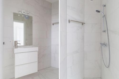 biała łazienka z prysznicem i umywalką w obiekcie K50163 Modern apartment near the center and free parking w Eindhoven