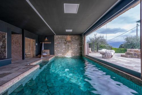 una piscina infinita en el medio de una casa en Villa Delle Rose, en Castel Rigone