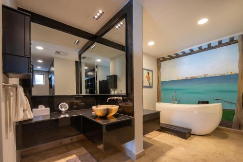 Un baño con bañera, lavabo e inodoro. en Villa Chan Kah, en Isla Mujeres