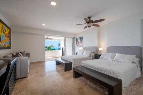 una sala de estar con una cama y un sofá en Villa Chan Kah, en Isla Mujeres