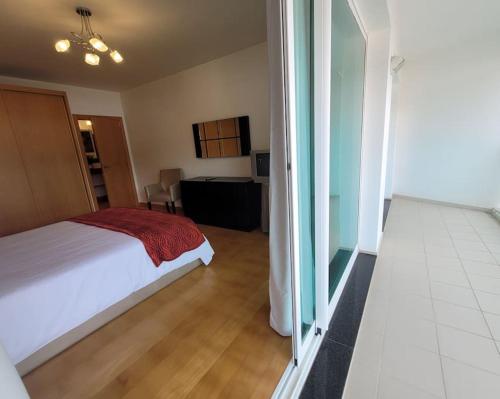 Ένα ή περισσότερα κρεβάτια σε δωμάτιο στο Nova Madeira Apartment Machico