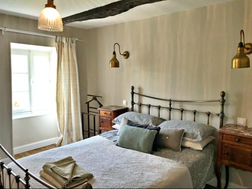 - une chambre avec un lit et une fenêtre dans l'établissement Maison Rocher, à Ségur-le-Château