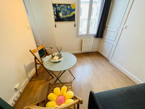 ein kleines Esszimmer mit einem Tisch und einem Stuhl in der Unterkunft Dream Dwell Paris- 650m to Notre Dame Apartment near Odéon in Paris