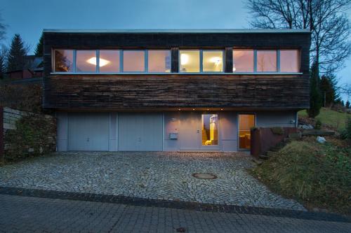 Una casa con muchas ventanas. en Ferienhaus Oberwiesenthal, en Kurort Oberwiesenthal