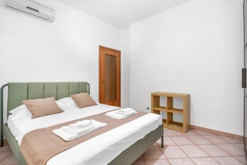 ein Schlafzimmer mit einem Bett mit zwei Handtüchern darauf in der Unterkunft Casa da Suite Cavour in Corsico