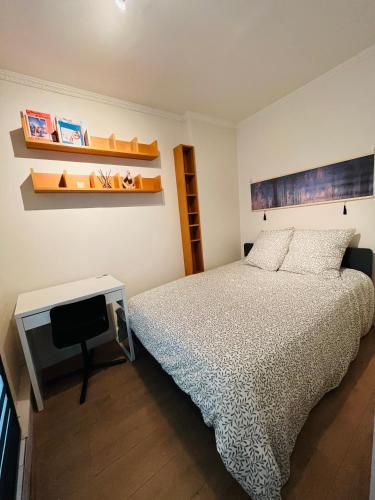 - une chambre avec un lit, une télévision et des étagères dans l'établissement Dream Dwell Paris- 650m to Notre Dame Apartment near Odéon, à Paris