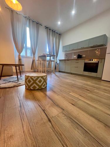 Il comprend un salon doté de parquet et d'une cuisine. dans l'établissement Sublime T3 centre Ajaccio, équipé et climatisé, à Ajaccio