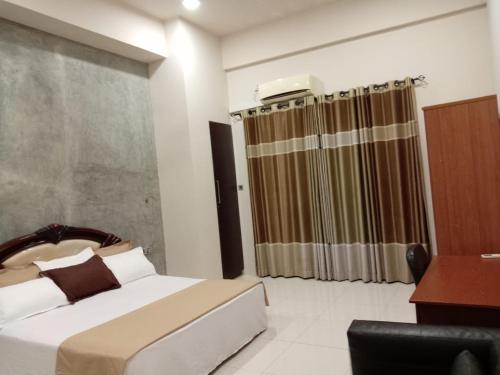 a hotel room with a bed and a shower at Thalangama Lakeview Lodge in Battaramulla