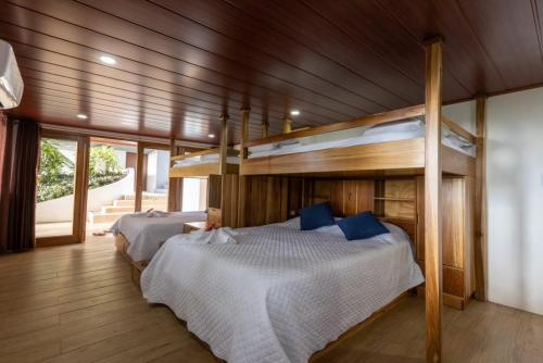 2 Etagenbetten in einem Zimmer mit Holzwänden in der Unterkunft Casa Odi-SEA in Portalón