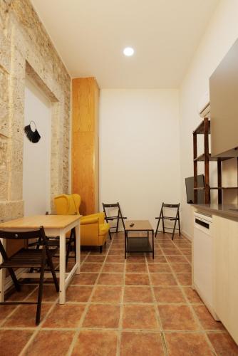 Habitación con sillas, mesa y cocina. en Apartamento Villanubla, en Villanubla
