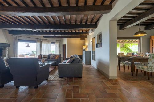 sala de estar con sofá, sillas y mesa en Villa Delle Rose, en Castel Rigone