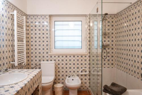 La salle de bains est pourvue de toilettes, d'un lavabo et d'une douche. dans l'établissement Casa do Magoito, à Bolembre de Baixo