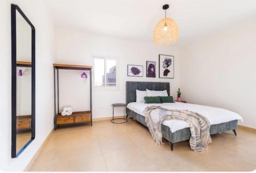 Ένα ή περισσότερα κρεβάτια σε δωμάτιο στο Apartment in Rehavia Jerusalem